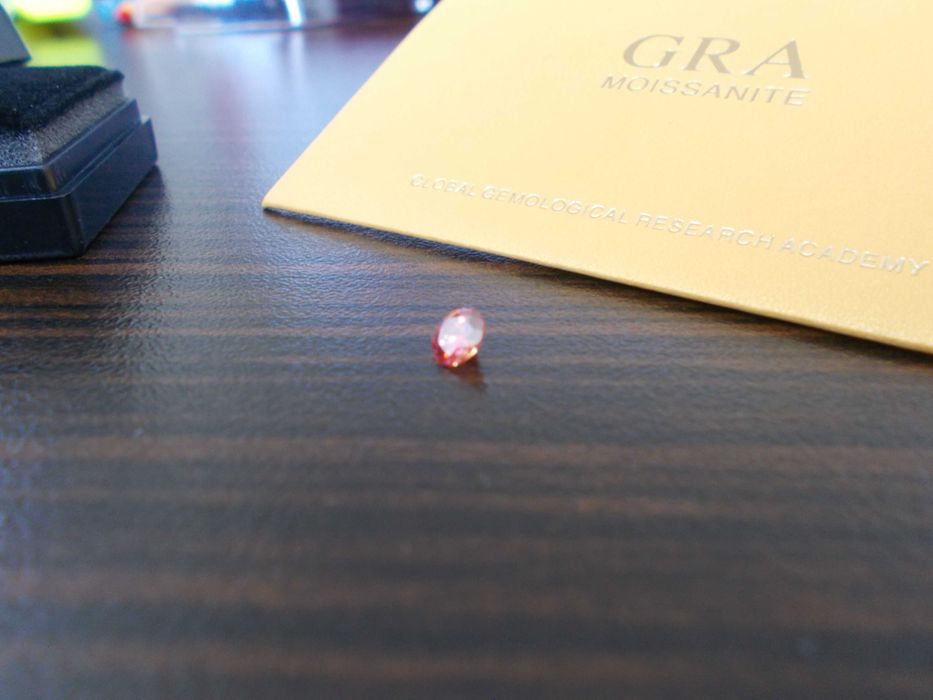 Мойсанит (диамант) 0.5 карата цвят диня