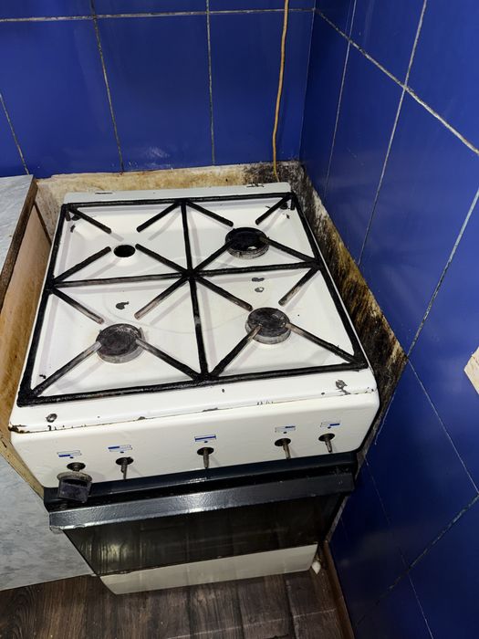 Продается Б/У газплита 250.000 цена договорная