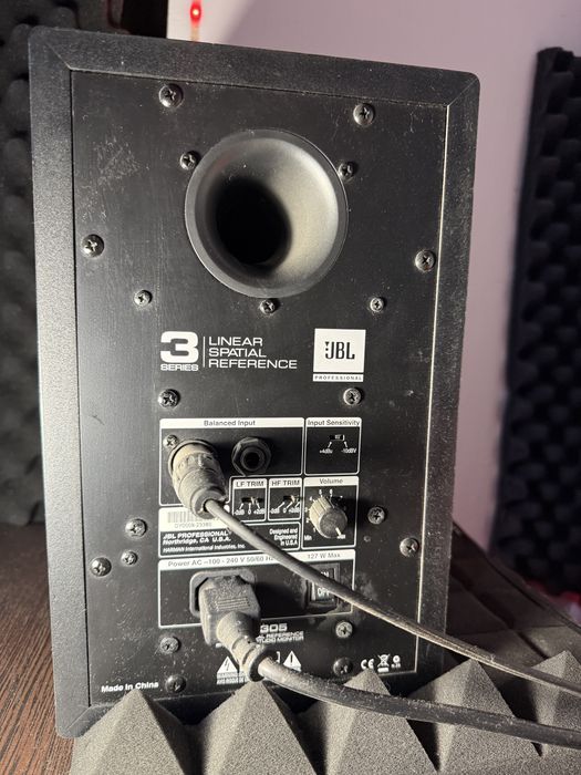 Продам студийные мониторы JBL.