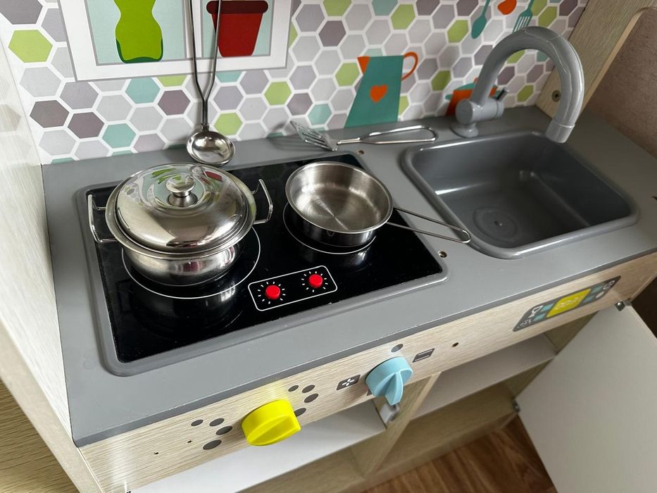 Детская игрушечная кухня