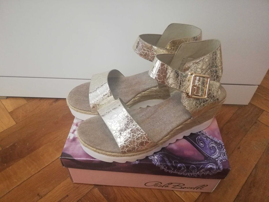 Златни дамски сандали