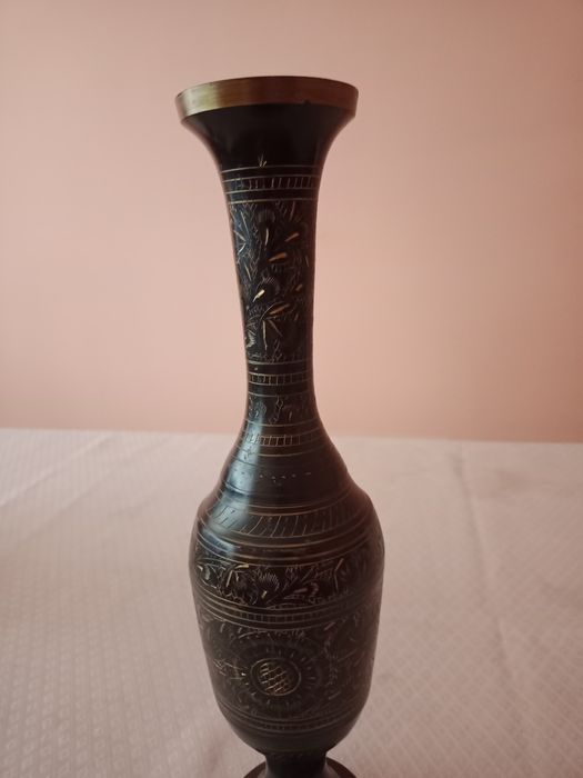 Продаётся антикварная металлическая ваза из Индии