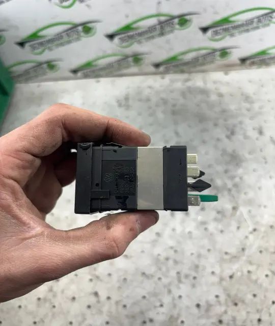 Buton incalzire scaune fata Volkswagen VW Passat 2004