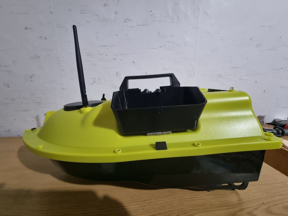 Лодка за захранка D18 със GPS 16точки