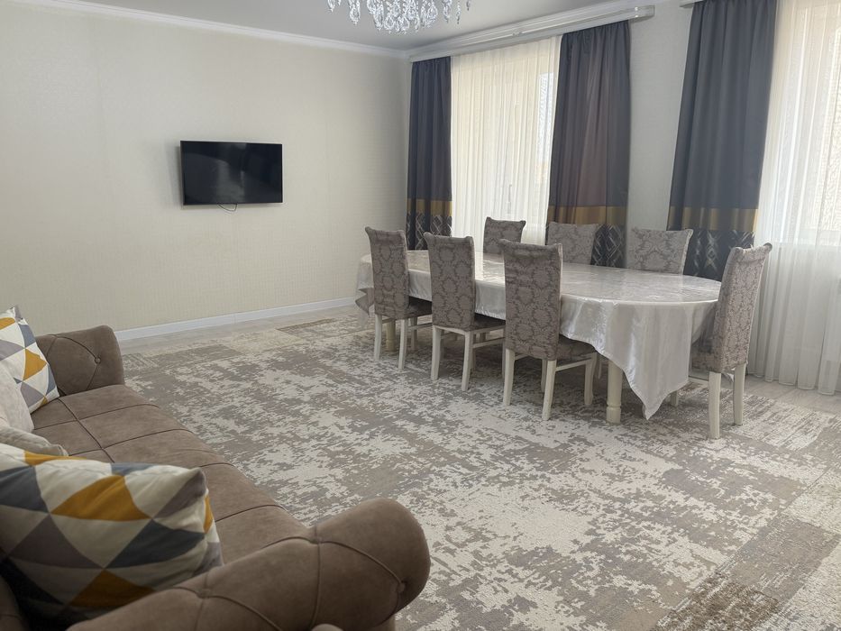 Диван с креслами и стол со стульями