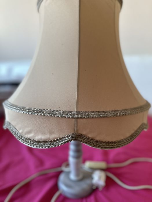 Продавам мраморна настолна лампа с абажур