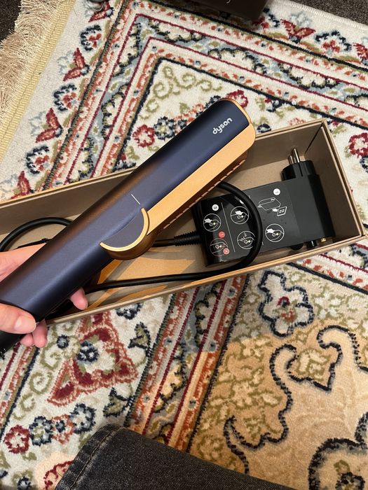 Dyson Airstrait продам