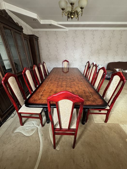 Гостевой стол с 12 стульями