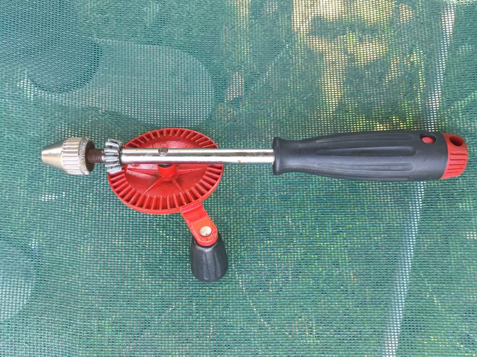 Mini bormașina manuala.