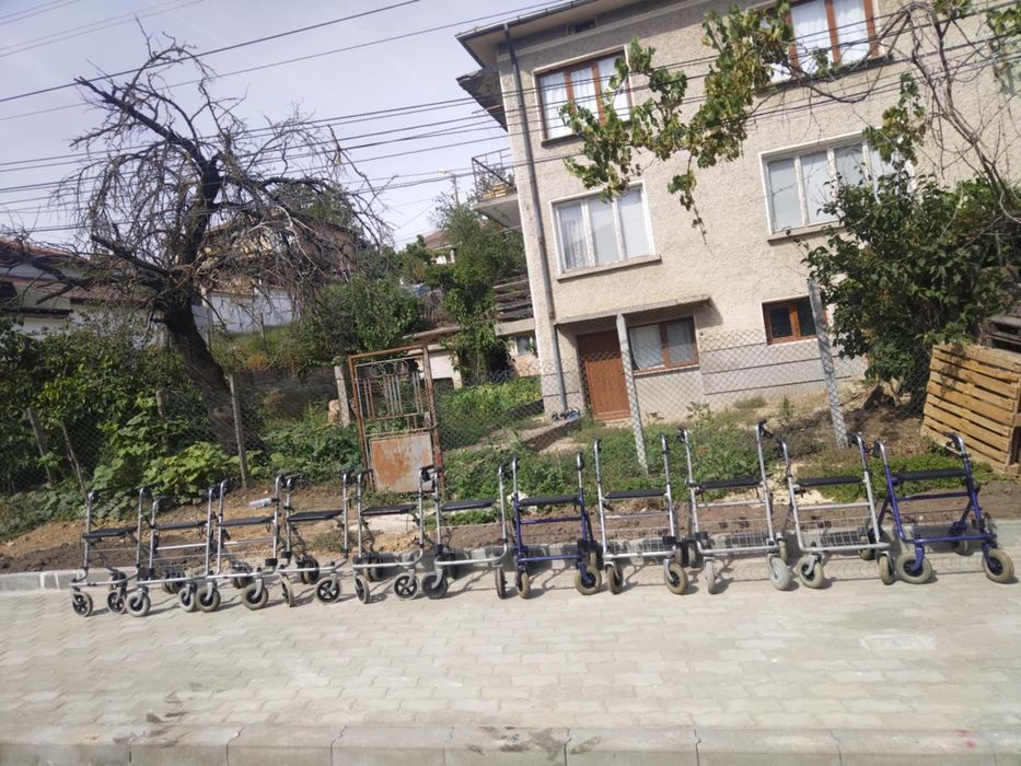 Проходилка ролатор/сгъваема/със седалка.
Здрава без забележки.
Сгъва с