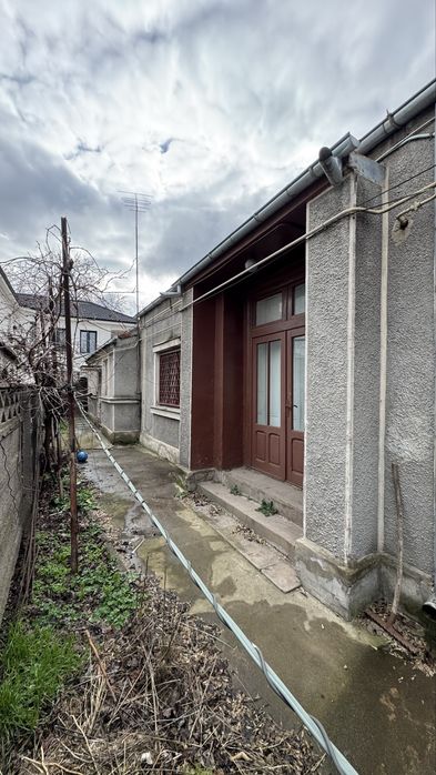Vand casa in centru/Singur in curte/str Eroilor