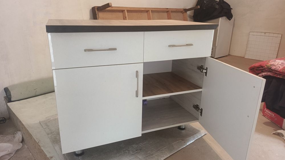 Oshxona yoki uy uchun javon