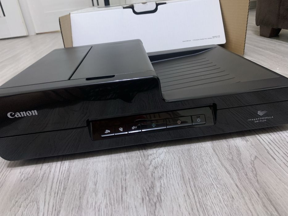 Это сканер документов Canon imageFORMULA DR-F120 черного цвета.