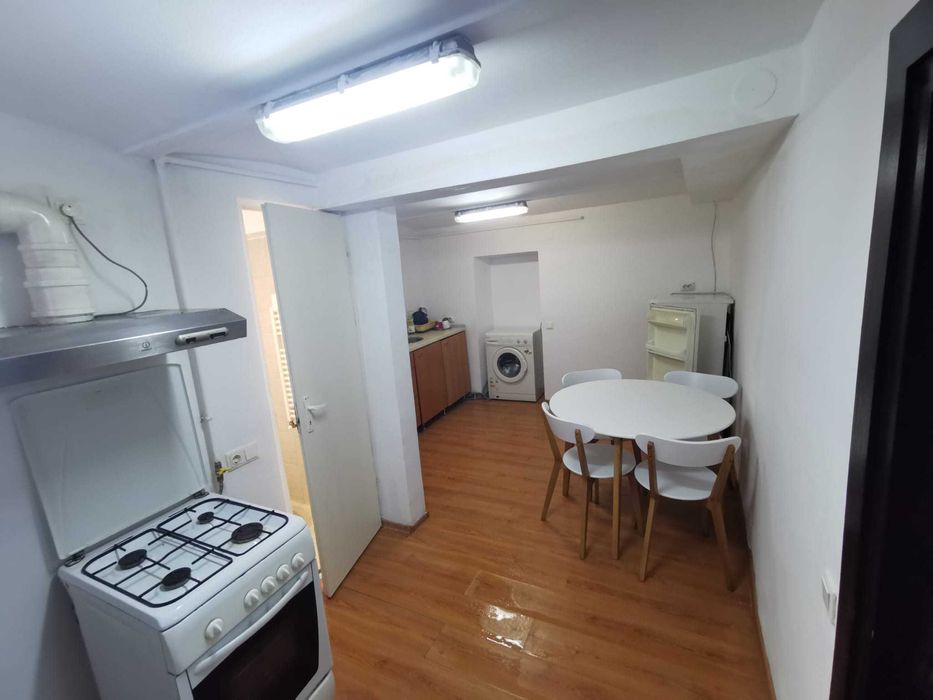 Inchiriez Apartament 3 camere in centrul Brasovului, utilitati incluse