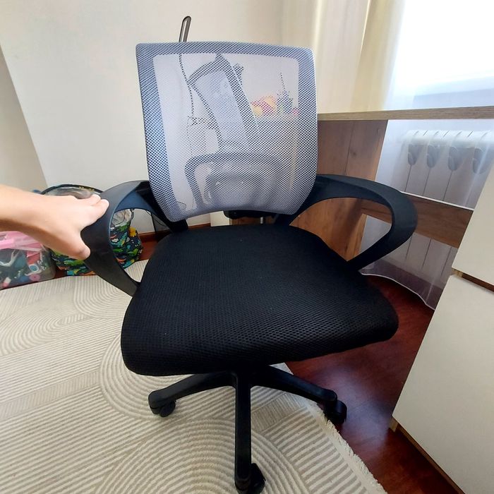 Три офисных кресла