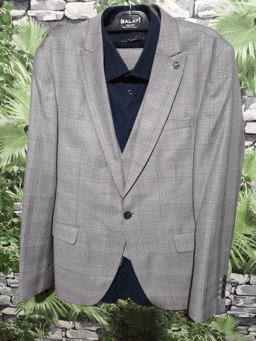 Костюм мужской тройка