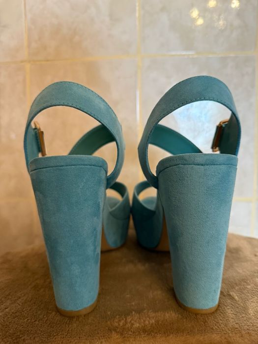 Продам босоножки