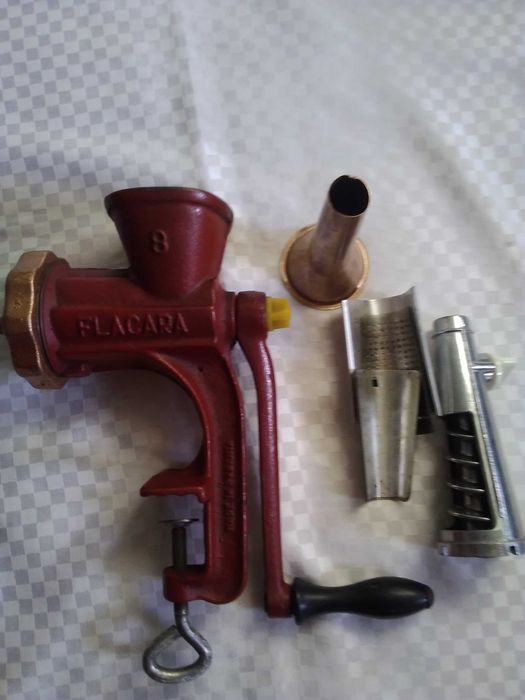 Машинка за мелене на месо и домати