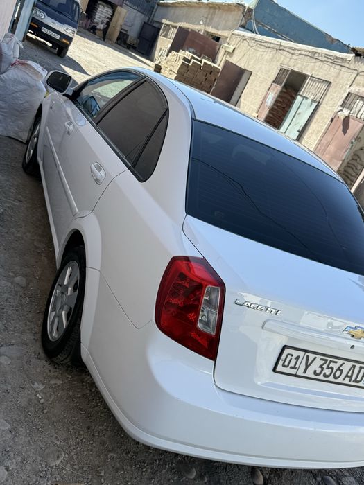 Mashina yaxshi holata oldi kapotida kichkina petnosi bor