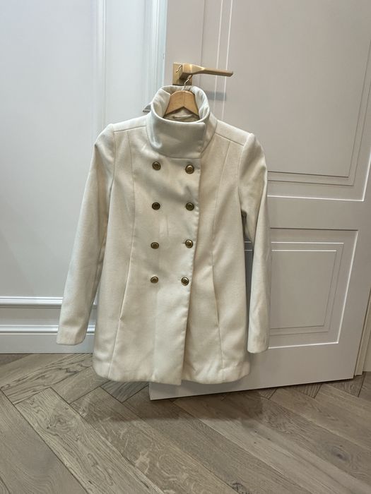 Белое мягкое, теплое пальто Mango