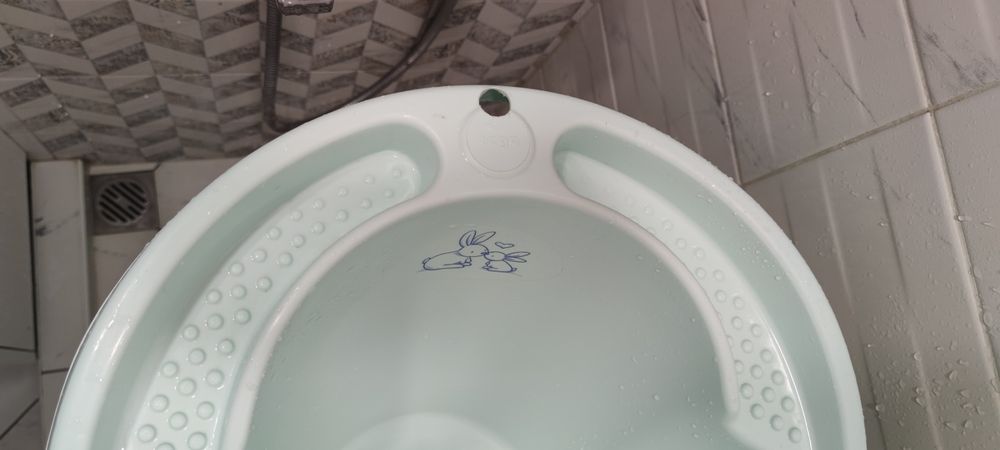 Вана със стойка за бебе