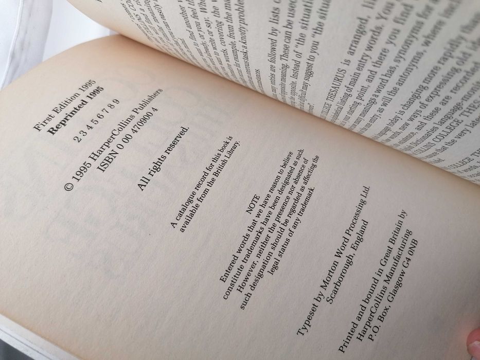 Продавам английски речник Collins college thesaurus 1995 година
