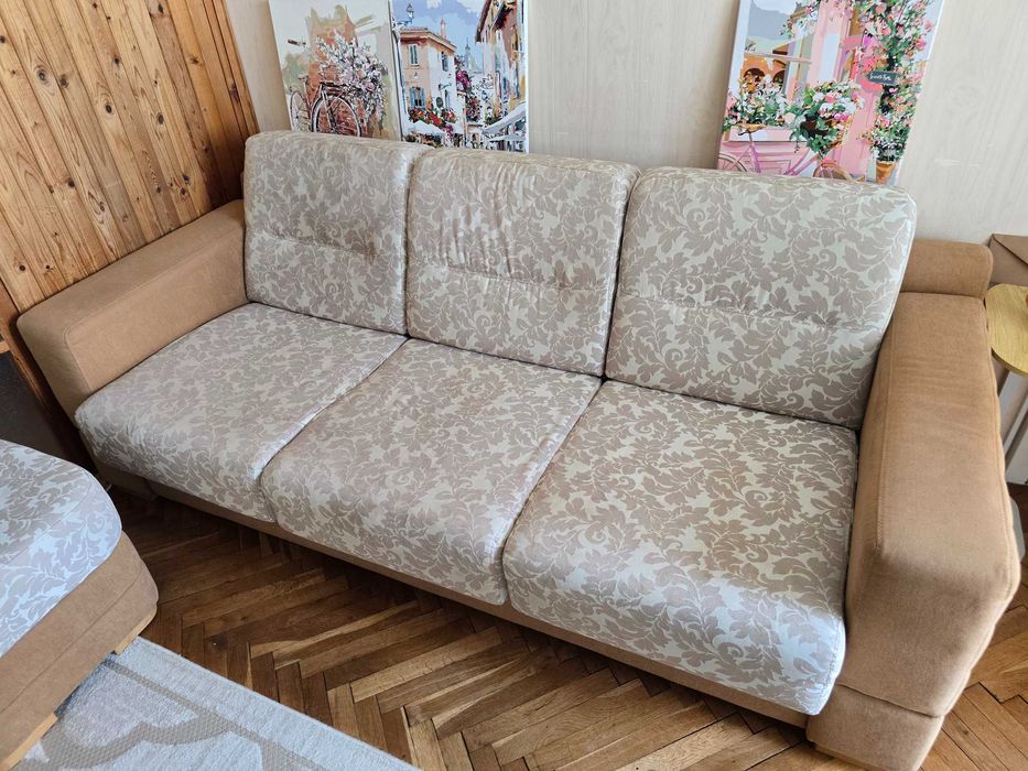 Диван с механизъм Удобен за ползване ежедневно и допълнително легло.