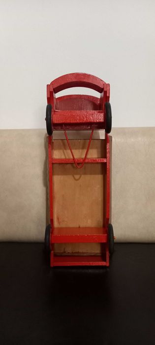 Mașinuță veche din lemn