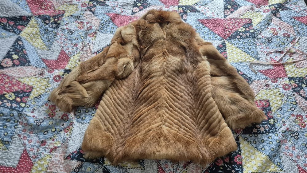 Haină blană naturală aurie, bordură vulpe, lungime medie, XL, căptușeală satin