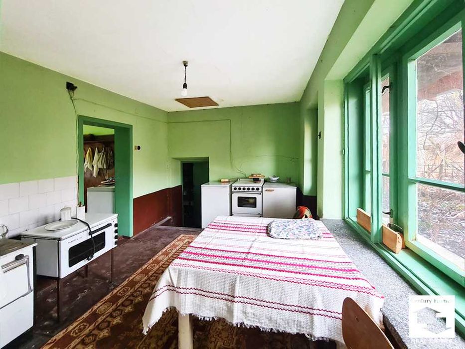 140333 Двуетажна къща с кладенец и гараж в с. Долна Липница