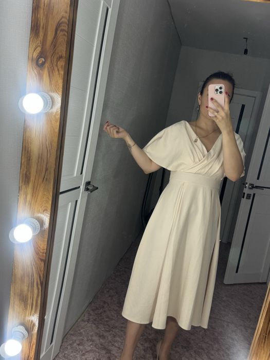 Продам платье цвет айвори.