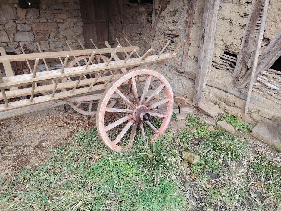 Четири броя колела за конска каруца.