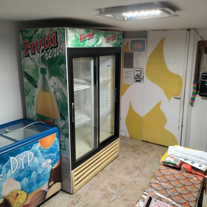 Vând vitrină băuturi, ladă de înghețată