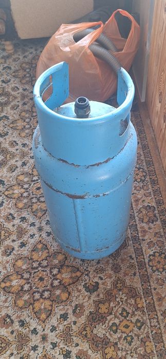 Газова бутилка, напълно запазен корпус, без вдлъбнатини.