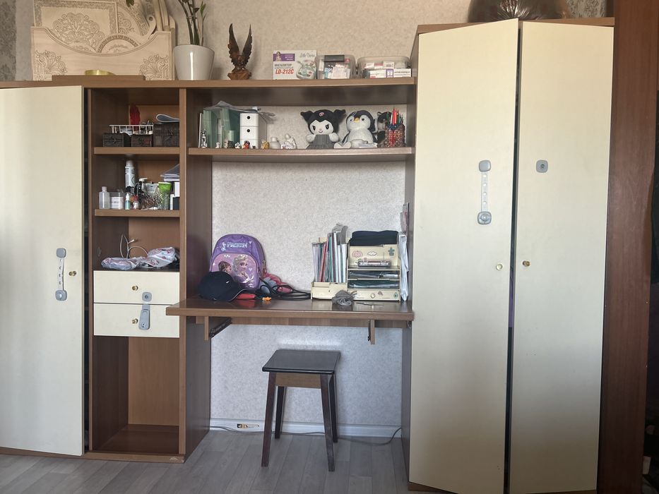 Шкаф со столом из дерева