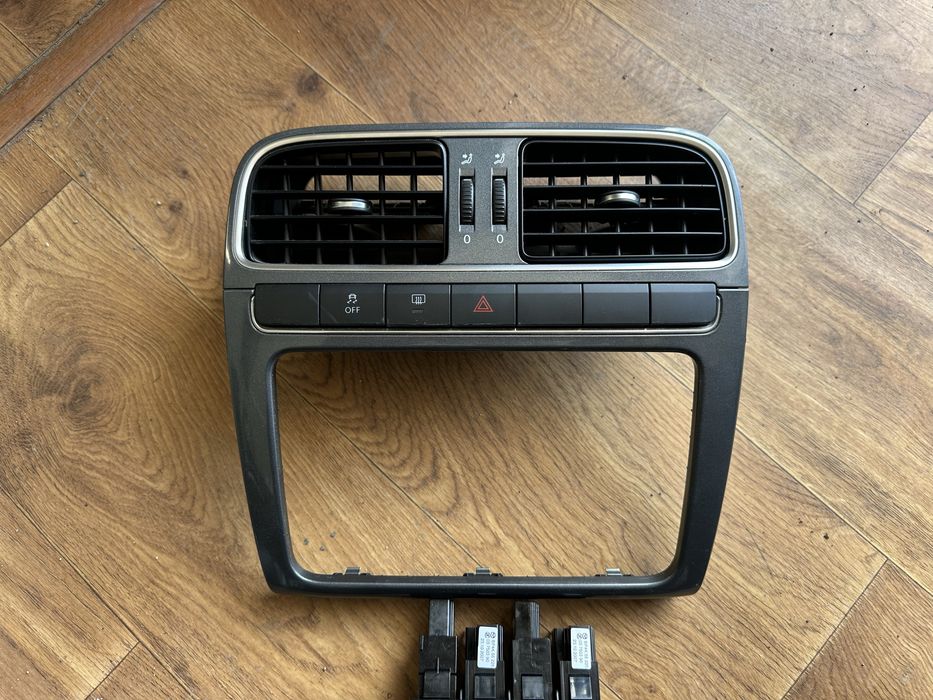 Централна конзоло със въздуховоди и лайсна за Фолксваген Поло 6R 2009-