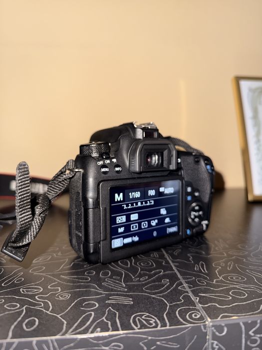 Pachet Foto Complet Canon77D + 50mm + Bliț+ Accesorii Stare Impecabilă
