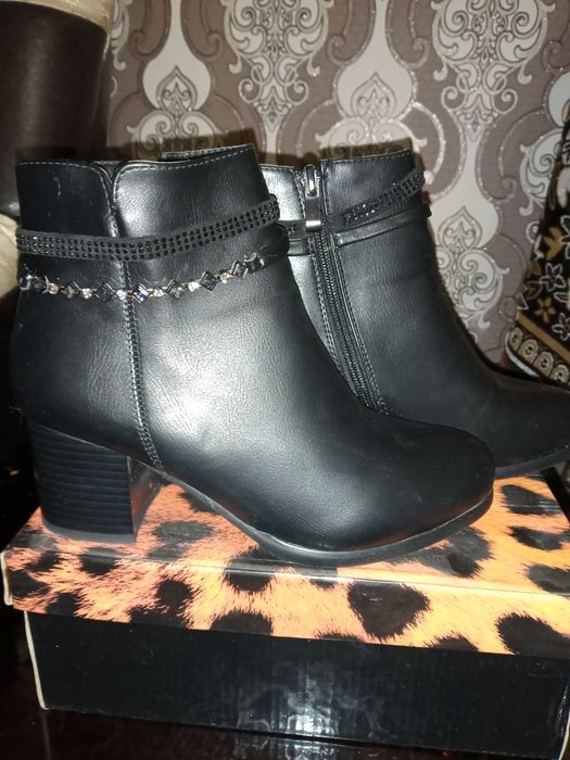 Продаю обувь ,осение батильоны