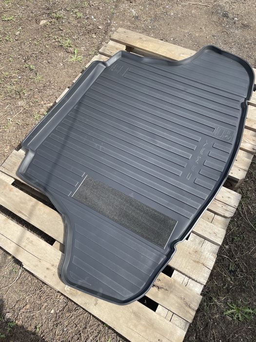 Коврик в багажник от камри 75. А также на камри 80. Новый. Оригинал.