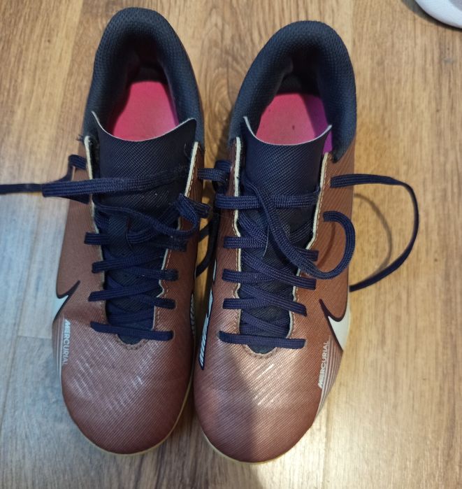 Футболни обувки и стоножки