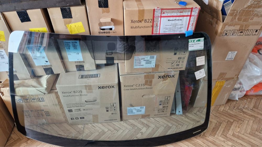 Продам Лобовое стекло KIA Sorento