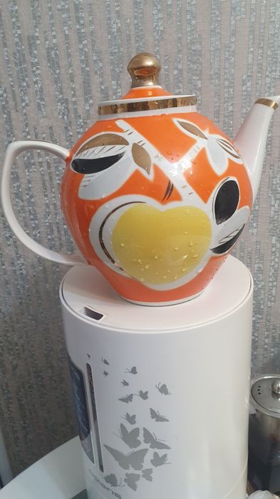Продам фарфоровый чайник"Яблоко"