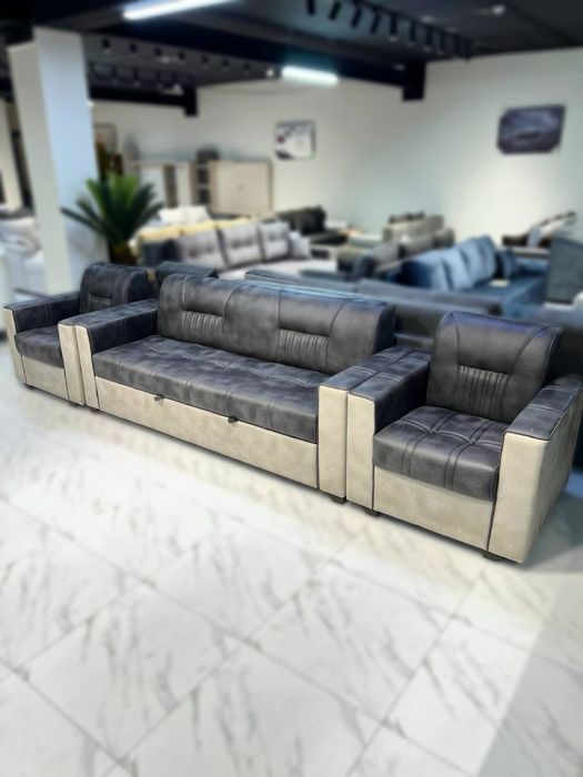 Диван и два кресла. Можно купить в рассрочку но без скидок.

Ком