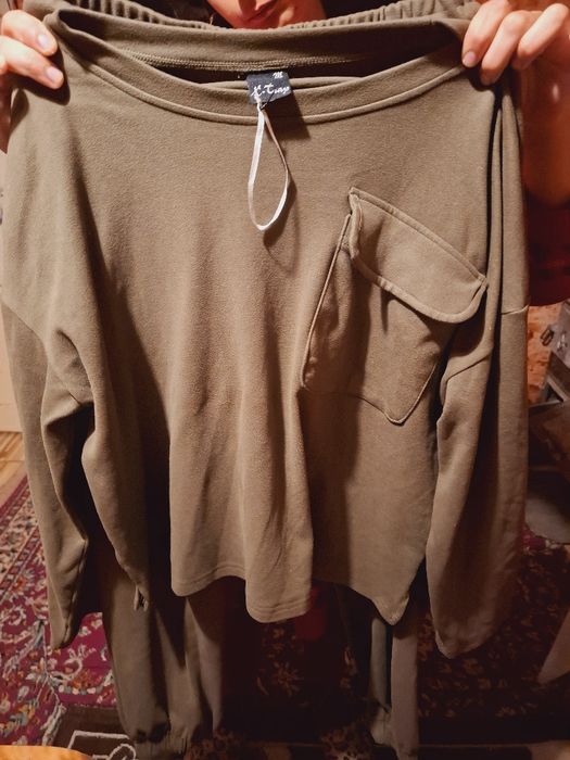 Продава се  комплекти има лек коментар