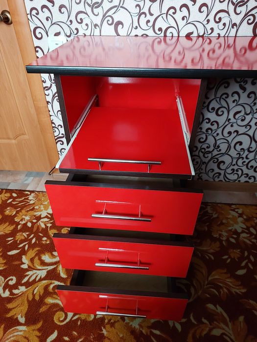 Маникюрный стол , пенал