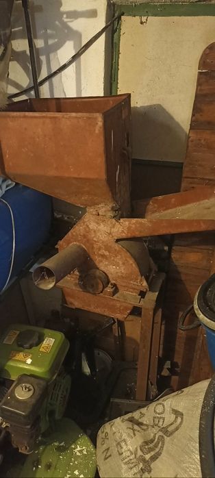 Продавам стара фуражомелачка без мотор.