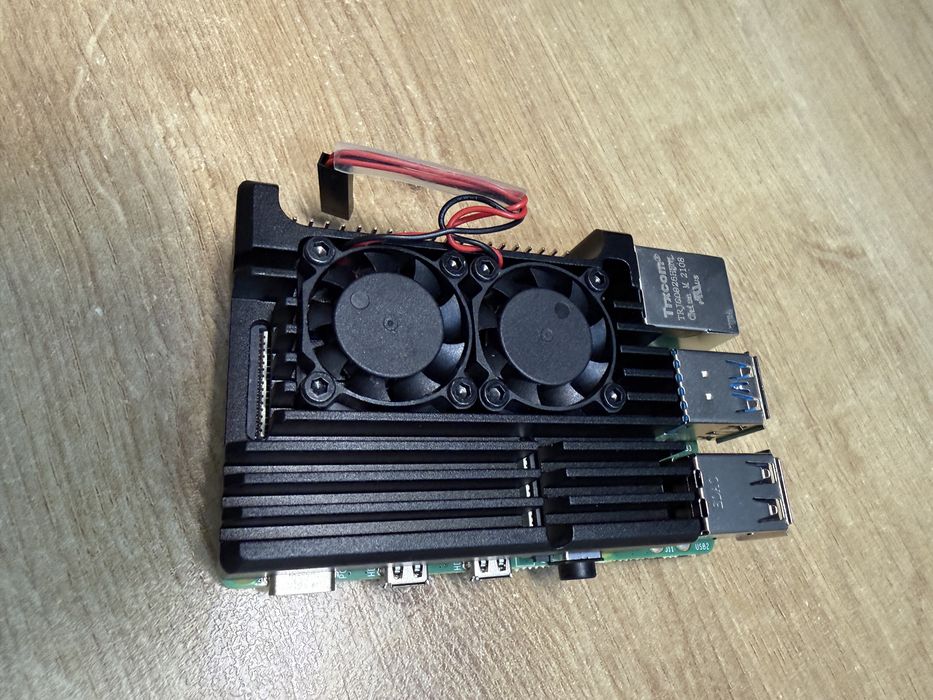 Raspberry Pi 4 Model B – 8GB RAM + Carcasă aluminiu cu două ventilatoare