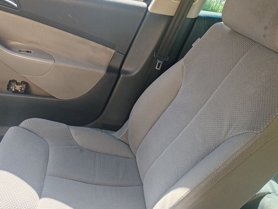 Desmembrez Passat B6 vand orice piesa :bara fata,uși, capota, treger, radiatorar
