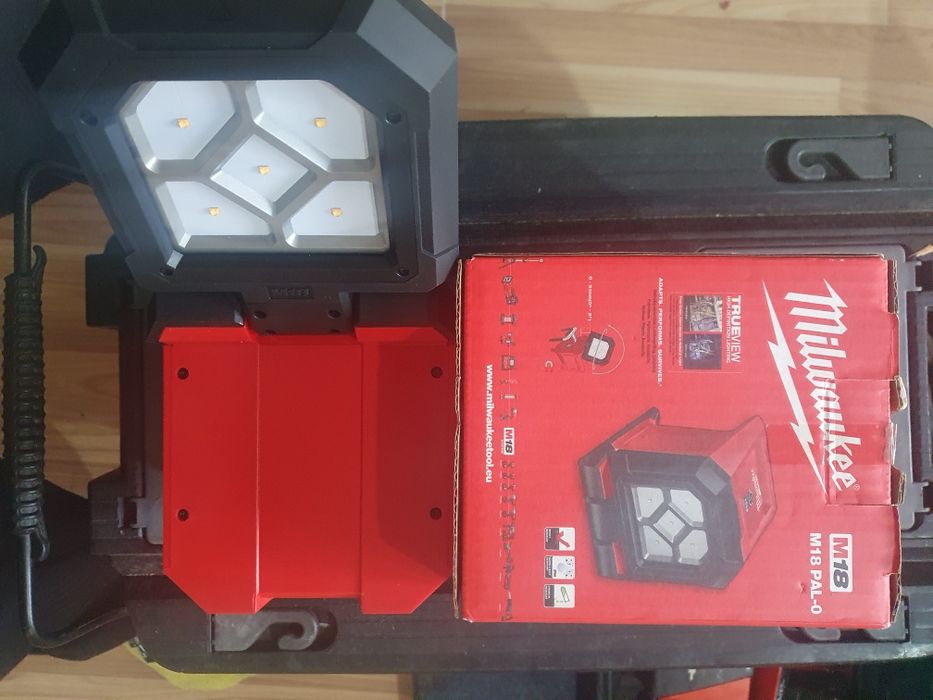 Vind lanterna Milwauke M 18 PAL-o