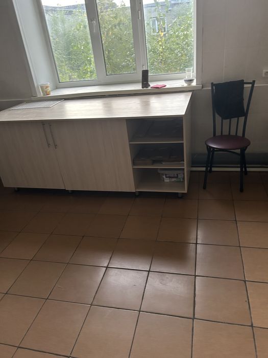 Стол большой с полками